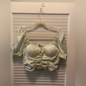 Mint green shiny patterned cropped blouse.
